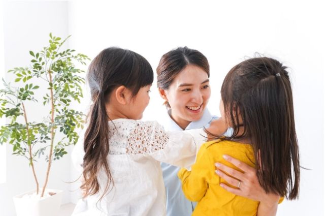 看護師と二人の子供