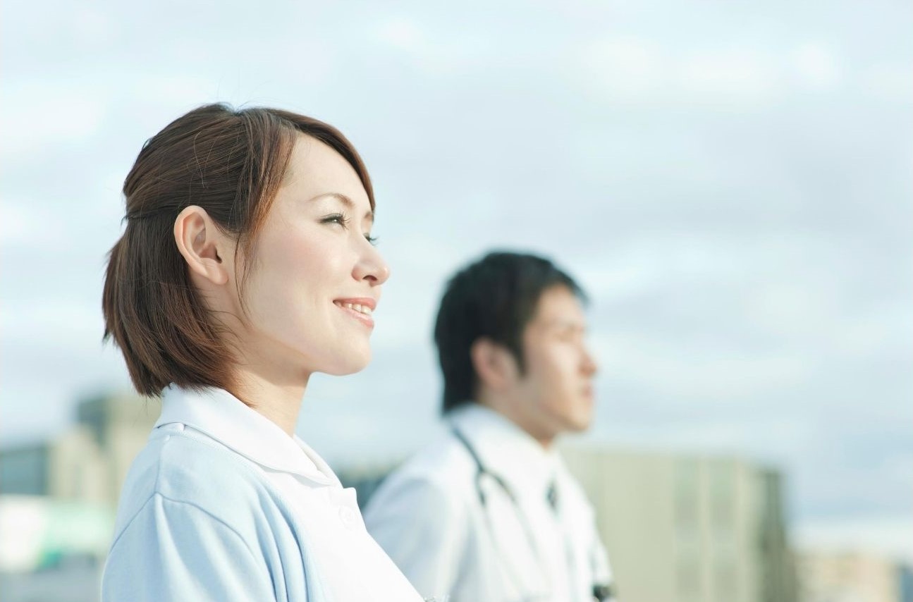 白衣を着た男女二人
